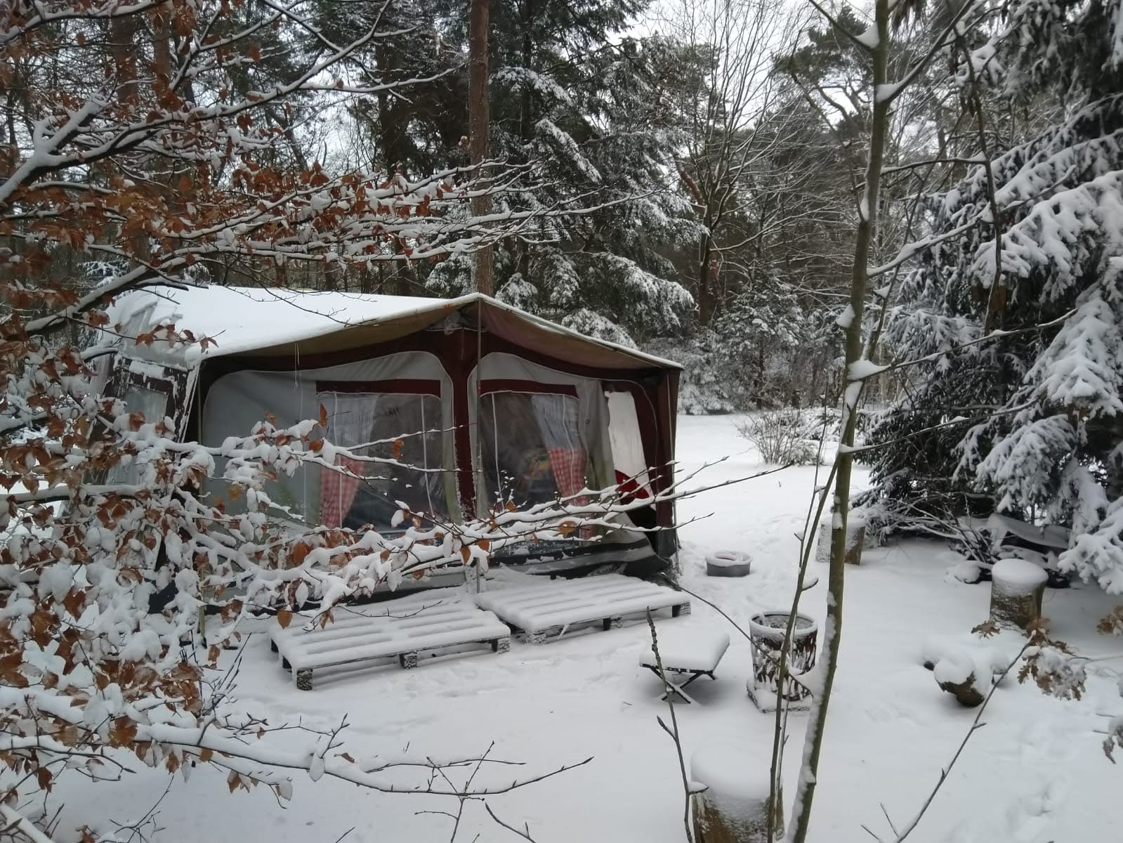 Winter kamperen in een tent